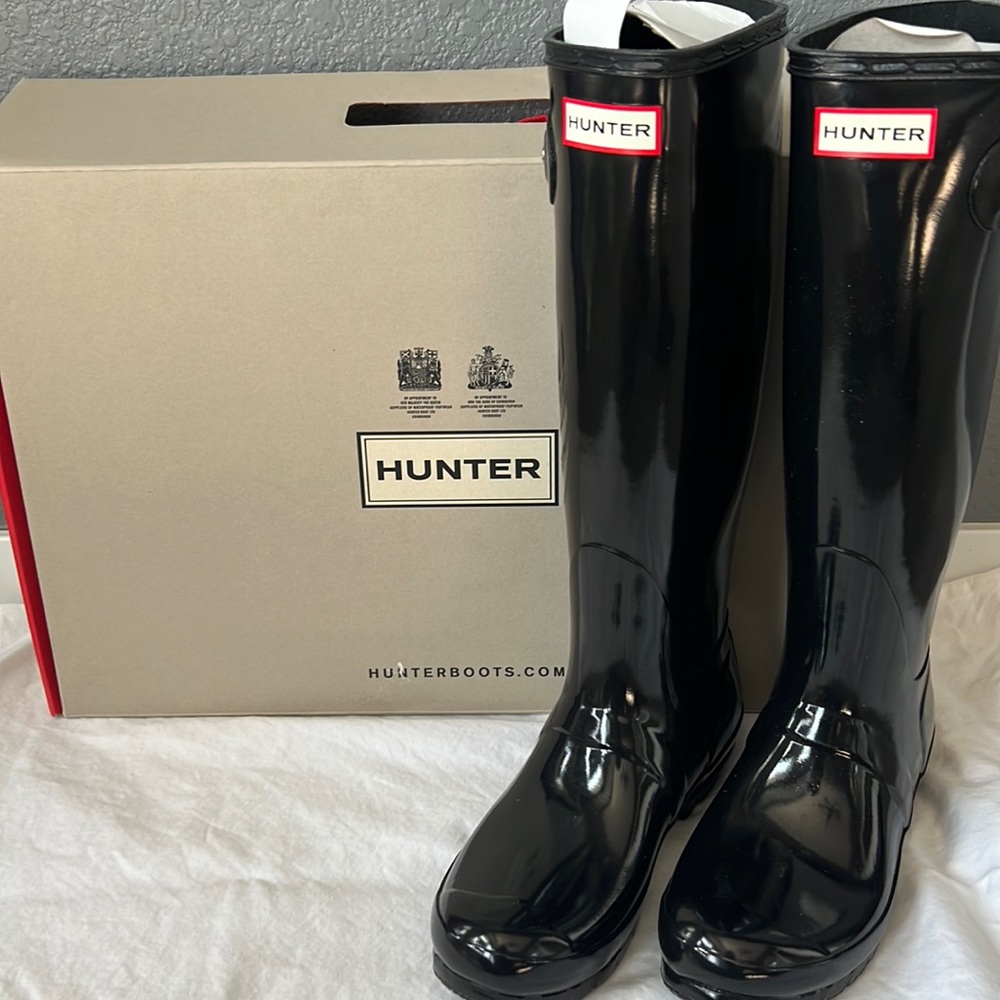 Women’s Tall gloss black Hunter Boots, size 7